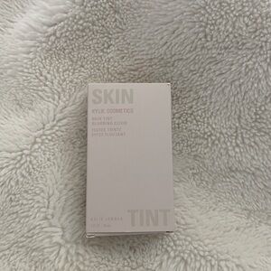Kylie Cosmetics- Skin Tint Blurring Elixer